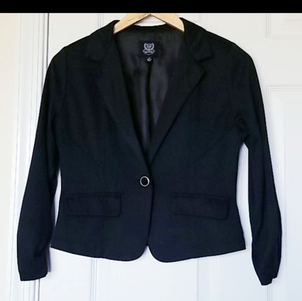 NWOT Black Cropped Blazer